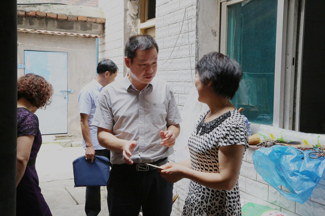 荆州中院副院长孙惠波到新风社区看望慰问老党员.jpg