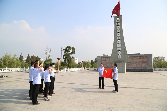 在湘鄂西革命纪念碑前重温入党誓词.JPG