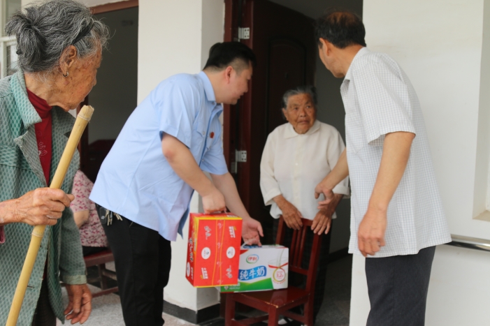 9福利院慰问.jpg