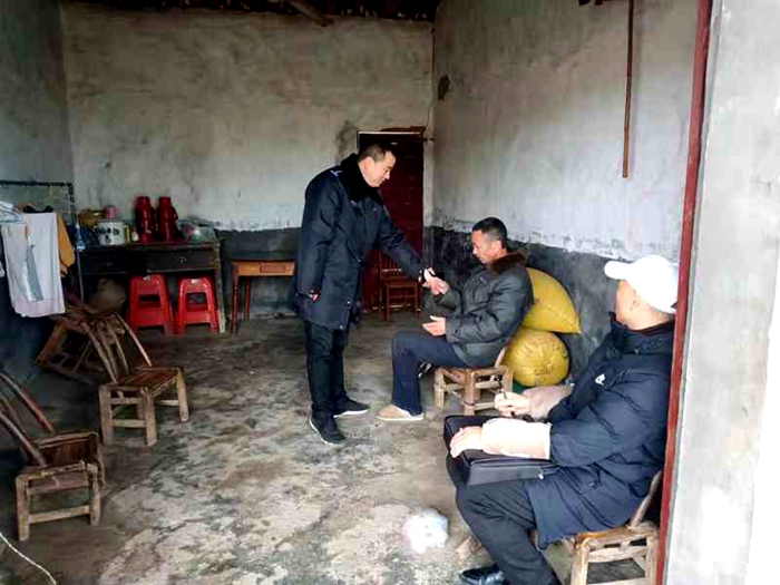 慰问贫困户 (1).jpg