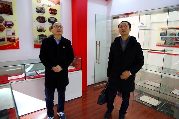 江陵法院邀请省人大代表走进法院感受司法阳光 (2).jpg 江陵法院邀请省人大代表走进法院感受司法阳光 (2).jpg