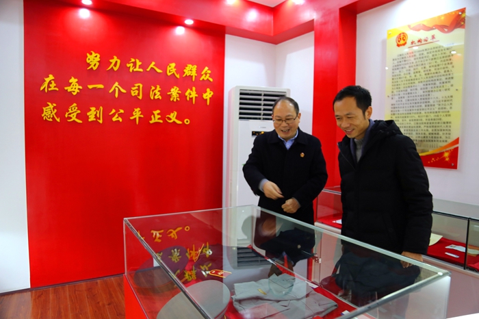 江陵法院邀请省人大代表走进法院感受司法阳光.jpg 江陵法院邀请省人大代表走进法院感受司法阳光.jpg