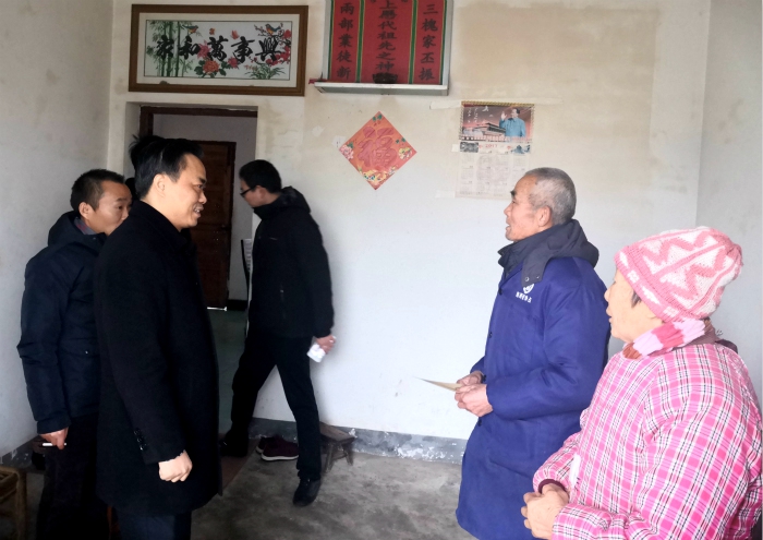 慰问贫困户1.jpg 慰问贫困户1.jpg