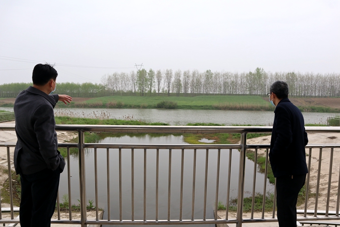 监利法院 院长实地巡河  履行河长制责任.JPG