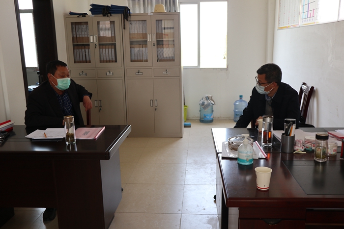 监利法院 疫情不忘贫困户 走访入户问春耕.jpg 监利法院 疫情不忘贫困户 走访入户问春耕.jpg