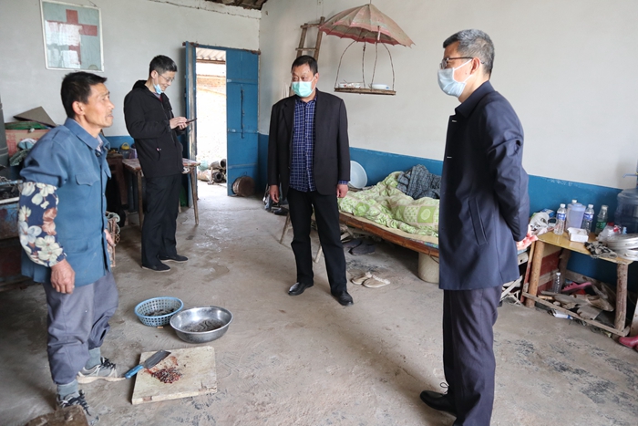 监利法院 疫情不忘贫困户 走访入户问春耕2.jpg 监利法院 疫情不忘贫困户 走访入户问春耕2.jpg