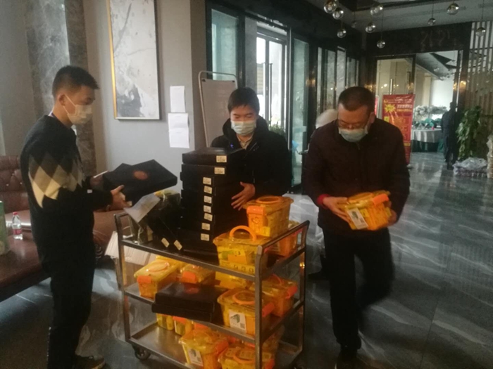 郑鹏为隔离人员发放物品.jpg