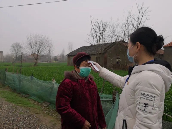 干警为贫困村村民测量体温.jpg