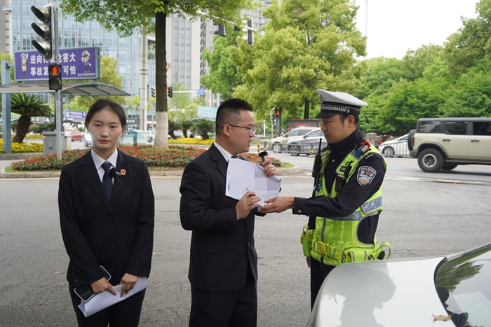 联合交警部门查扣机动车.jpg