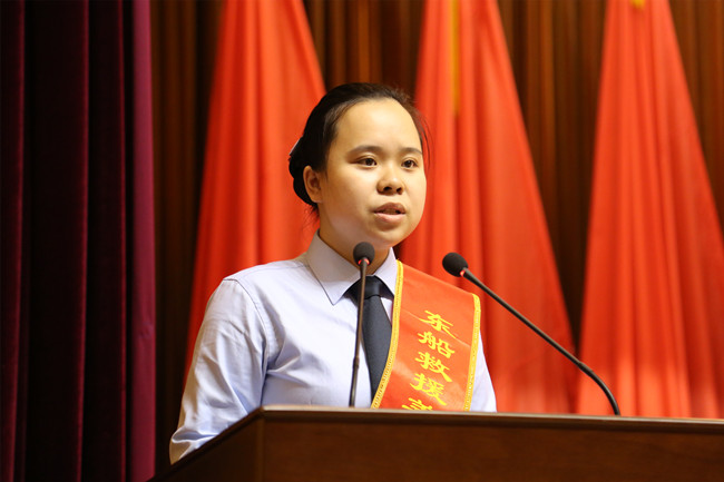 监利县人民法院干警杨瑛作报告.jpg