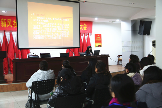 荆州中院青年法官走进社区开展法制宣传.jpg