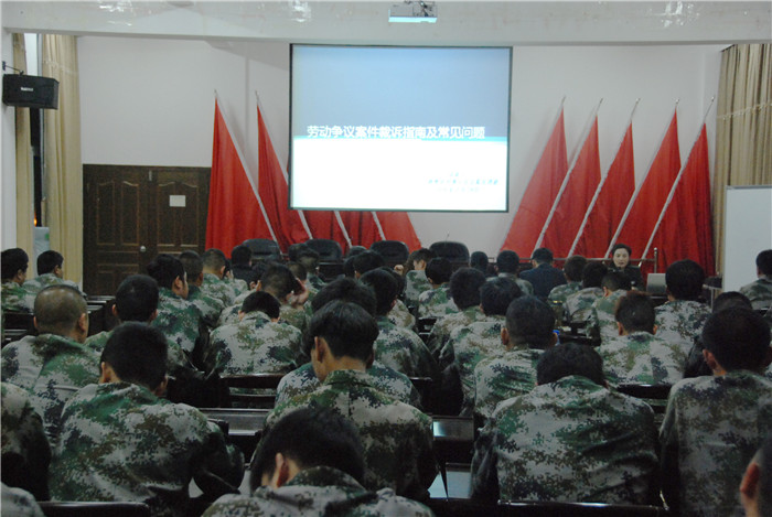 荆州中院青年法官法制宣传进军营.jpg