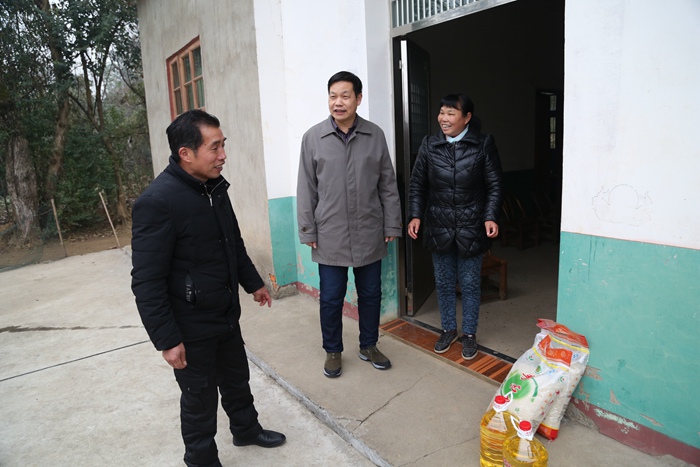 慰问困难群众_副本.jpg