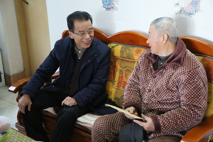 慰问老干部.JPG