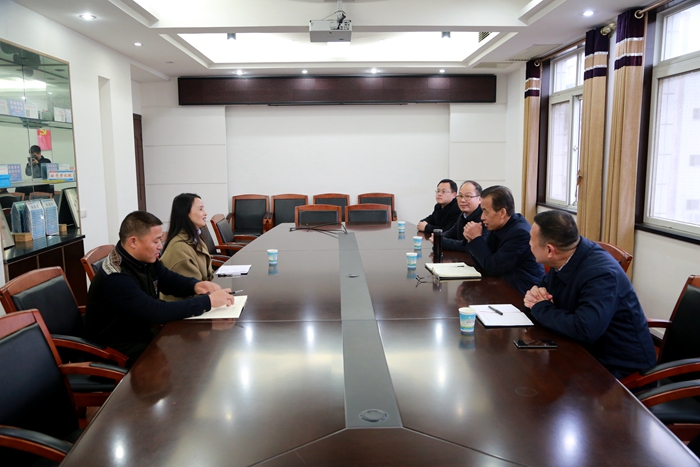 （荆州中院周凡）肖志坚院长到江陵走访全国人大代表李霞.JPG