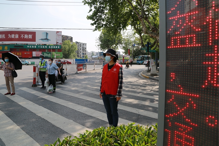 荆州中院青年干警走上街头开展志愿服务 (3).JPG